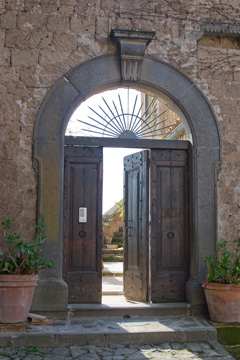 Civita di Bagnoregio - Doorway: outside on both sides